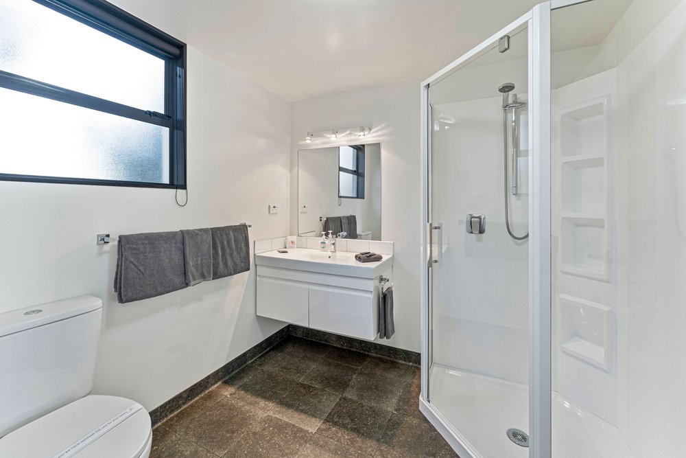 Avalon Motel studio bathroom