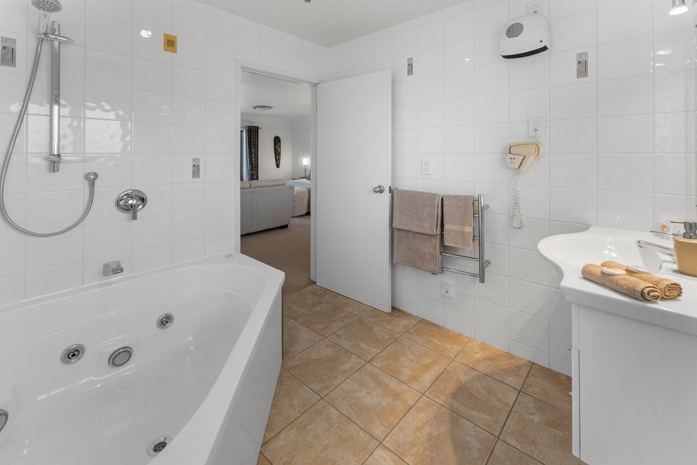 Luxury spa bath motel accommodation in Motueka